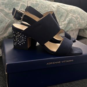 Adrienne Vittadini sz 7 1/2 navy heels with heel detail